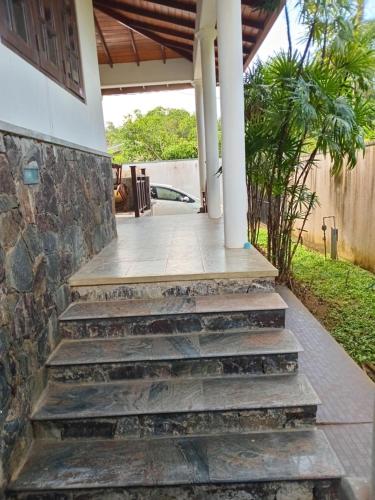 韦利格默White Walkers Villa的通往房子前门廊的楼梯
