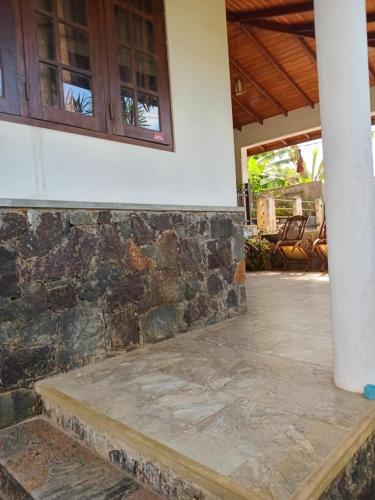 韦利格默White Walkers Villa的石墙和门廊的房子