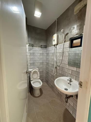 ein Badezimmer mit Toilette und Waschbecken in der Unterkunft Flow Stay Koh Samet I10 流宿沙美島 雙人房 Double room, private bathroom, 2-5mins walk distance to pier and everywhere in Ko Samed