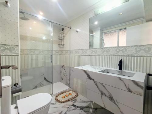 Ocean view apartment, a one-minute walk to the beach