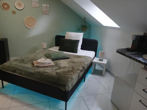 Una cama o camas en una habitación de HONOR - Green Room NEU RENOVIERT