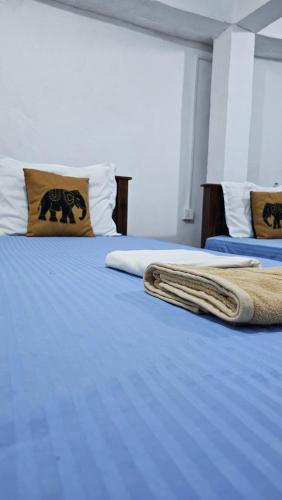 Ένα ή περισσότερα κρεβάτια σε δωμάτιο στο Home Stay by 98