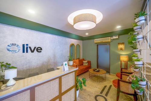 Un vestíbulo de una sala de estar con un sofá. en Olive Zip Rest House Road by Embassy Group, en Bangalore