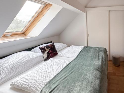ein Bett in einem Zimmer mit Fenster in der Unterkunft Rebenglück in Rohrendorf bei Krems
