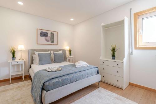 Postel nebo postele na pokoji v ubytování Bright & Cozy Apartment by HostWise