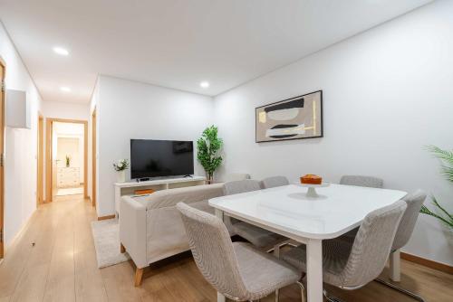 TV a/nebo společenská místnost v ubytování Bright & Cozy Apartment by HostWise