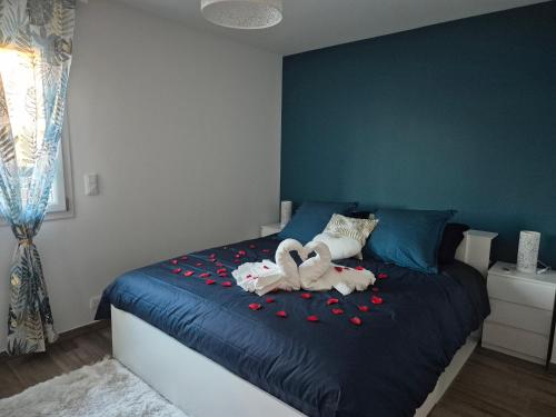 Ένα ή περισσότερα κρεβάτια σε δωμάτιο στο Gîte Un instant de rêve à Dorlisheim, piscine intérieure chauffée, sauna