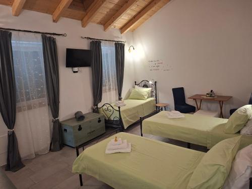 a hospital room with two beds and a window at Casa il Grappolo in Momo