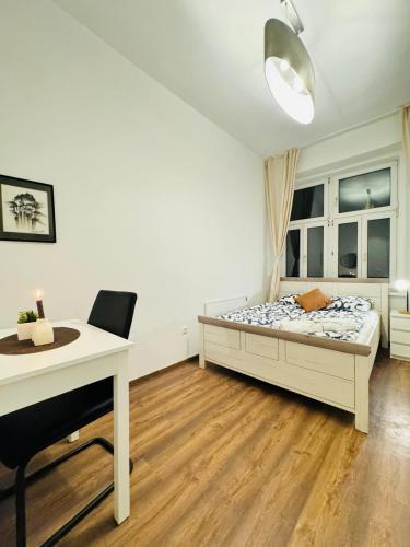 Cozy 5 BR Shared Apartment for 10P 10-Min to Kaufpark Alterlaa