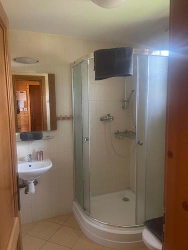 利普托斯基米库拉斯Liptovské Drevenice-chaty的浴室配有淋浴和洗手池