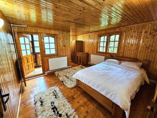 Ένα ή περισσότερα κρεβάτια σε δωμάτιο στο Cabana din Tei, 5 Camere si Semineu, Costisata, Dambovita