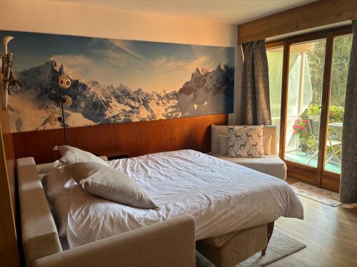 a bedroom with a mountain mural on the wall at Studio Piccola Renna in Limone Piemonte