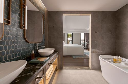 Ένα μπάνιο στο La Siesta Premium Lakeside