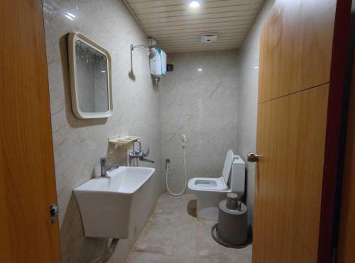 a bathroom with a sink and a toilet at POP 84109D Hotel O Near Jodimetla X Roads in Kukatpalli