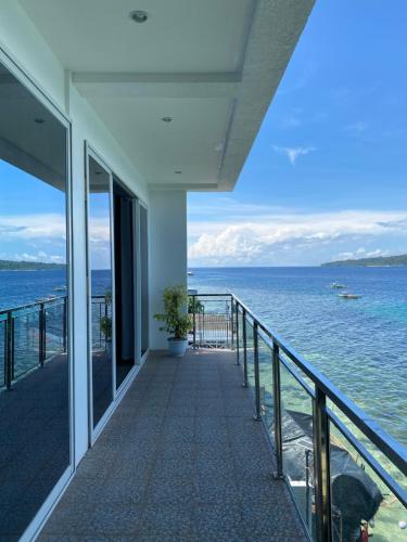 un balcón con vista al mar en Villa Talisay Ocean View, en Samal