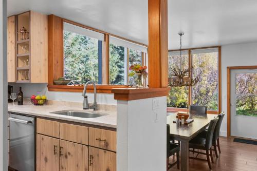 Η κουζίνα ή μικρή κουζίνα στο RMR: Yarrow 2311 Condo in The AspensWilson WY