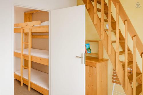 Palanda nebo palandy na pokoji v ubytování Duplex lumineux et spacieux en plein centre bourg