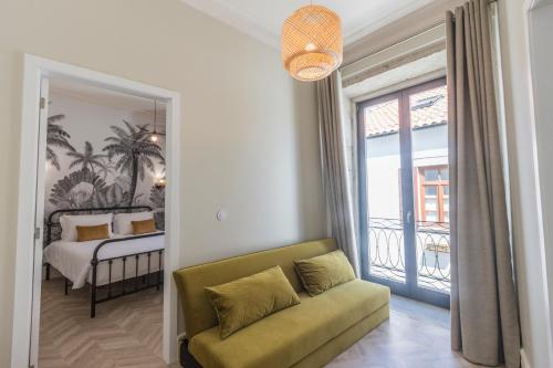 een woonkamer met een bank en een slaapkamer bij Santa Tecla - Diamante in Caminha