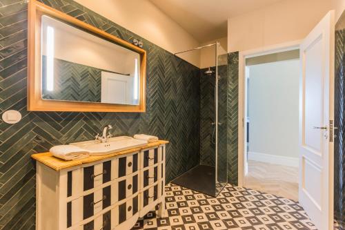 een badkamer met een wastafel en een spiegel bij Santa Tecla - Diamante in Caminha