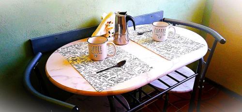 利沃诺Rombolino Guesthouse -Free Parking - Vicino al PalaLivorno "Modigliani Forum"的上面有两杯的桌子