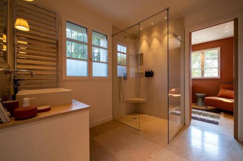 ein Badezimmer mit Glasdusche und Waschbecken in der Unterkunft Villa Violette in Tourrettes-sur-Loup