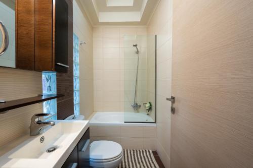 a bathroom with a tub and a toilet and a sink at Levanta Cozy Apartment #1 in Kalavarda Rhodes in Kalavárda