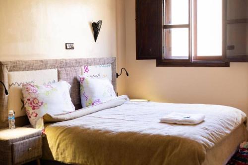 Ένα ή περισσότερα κρεβάτια σε δωμάτιο στο Ensuite Room with own Balcony at Imlil Oasis - Oasis Dimlil