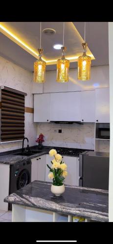 Η κουζίνα ή μικρή κουζίνα στο 2 bedroom duplex, Ikota GRA