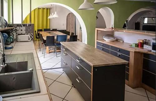 Montlaur-en-DioisVilla attrayante avec piscine privée à Montlaur-en-Diois的一个带柜台和桌子的大厨房