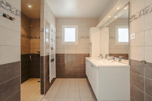 ein Badezimmer mit Waschbecken und Dusche in der Unterkunft Villa Du Chai in Sainte-Marie-de-Ré