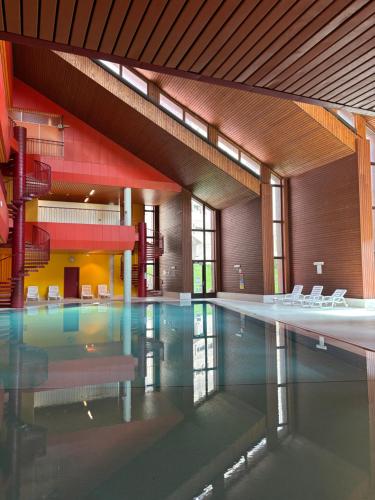 المسبح في 3,5 a San Bernardino con Piscina Condominiale أو بالجوار