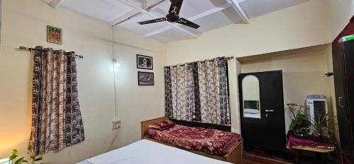 マイソールにあるBhuvi farmsのベッド2台、鏡、ドアが備わる客室です。