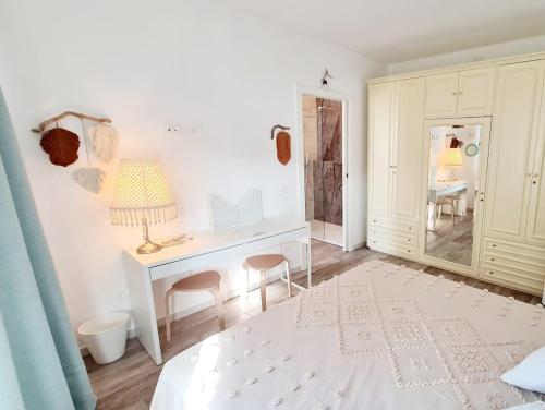 - une chambre avec un bureau et une table avec une lampe dans l'établissement 700 m DAL MARE Apt Porto San Giorgio, à Porto San Giorgio
