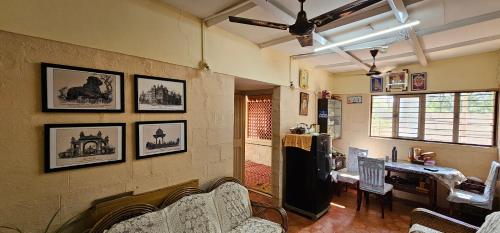 マイソールにあるBhuvi farmsのリビングルーム(絵画が飾られた壁)