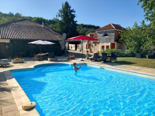 MontagrierにあるLes Gîtes de La Treilleのプールで泳いでいる人