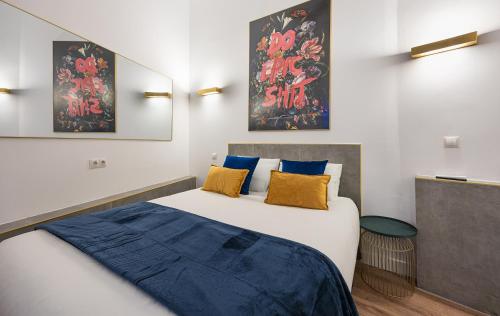 Un dormitorio con una gran cama blanca con sábanas azules. en ººIM La Latina-City Centre-WiFi-AC-SmartTVºº, en Madrid