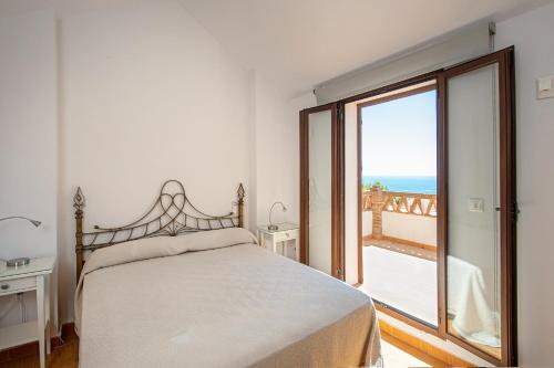 Ένα ή περισσότερα κρεβάτια σε δωμάτιο στο Costa Tropical Sea View House with Heated Pool and Sauna