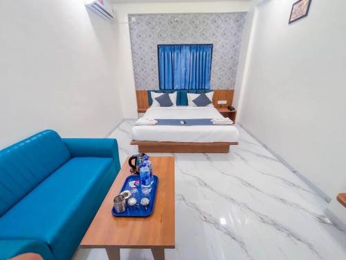 浦那Sunrise Comfort Rooms - International Tech Park Kharadi Highway的小房间设有床和蓝色的沙发