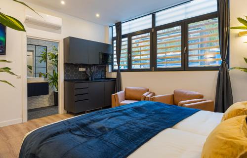 Un dormitorio con una cama grande y una cocina. en B IM La Latina-City Centre-WiFi-AC-SmartTV B, en Madrid