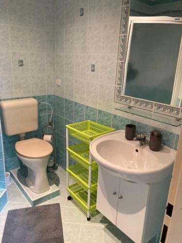 兹林Apartmány Ševcovská的浴室里有洗手池、马桶和镜子。