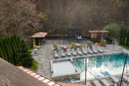 Valevtsi Mount Lodge - 365 days hot outdoor pool - في Valevtsi: اطلالة علوية على مسبح مع كراسي ومنزل