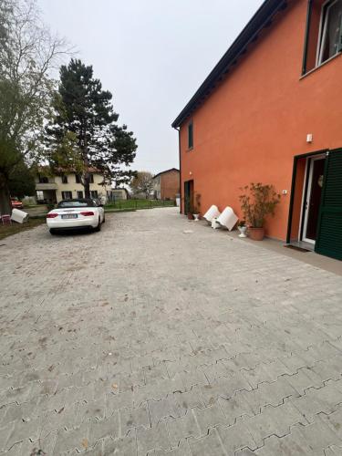 une voiture garée dans une allée à côté d'un bâtiment dans l'établissement Affittacamere LA CASA DI GIADA a 5 minuti dal centro di Imola - parcheggio privato interno per furgoni e auto, à Imola