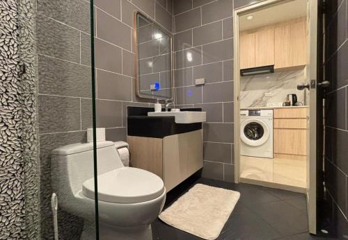 Ένα μπάνιο στο The Terreza Studio Apartment B108 in Lamai