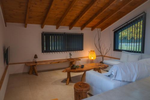 una sala de estar con un sofá y una mesa en λαλώ, en Órma