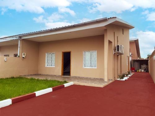 La Villa Moris, meublée et bien située في ليبرفيل: منزل أمامه ممر احمر