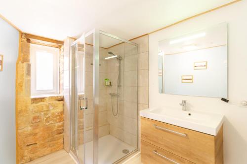 ein Badezimmer mit Dusche und Waschbecken in der Unterkunft Le Hibou - La Cipière Gîtes in Bardenac
