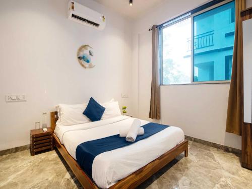 um quarto com uma cama com uma janela grande em Ventara Bliss Bungalow by Palette | Pvt Pool | Lonavala em Kārli