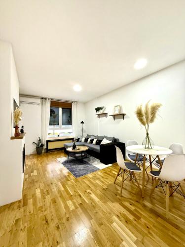 una sala de estar con un sofá y una mesa en Apartman Mir, en Temerin