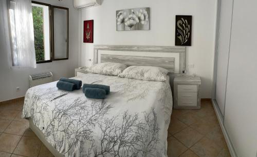 una camera da letto con un letto con due cuscini blu sopra di Gerry&Lotti Apartment a Son Bou