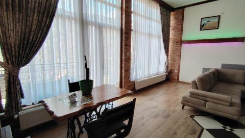 una sala de estar con una mesa y un sofá en Vila na Rtnju, en Rtanj